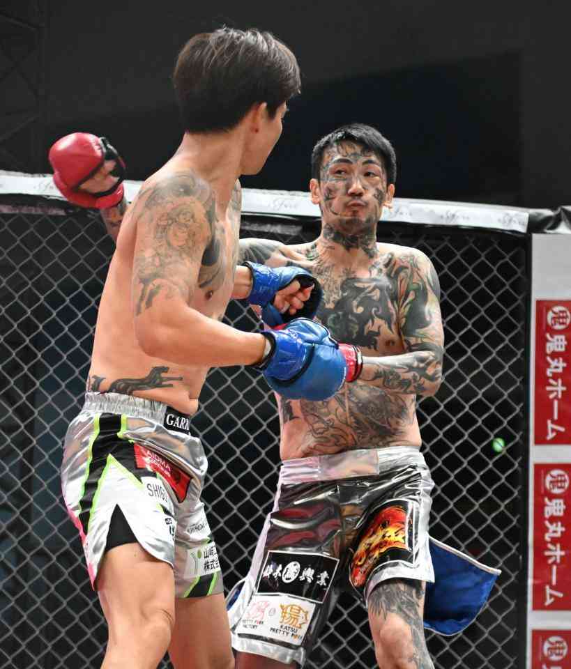 瓜田純士が開始17秒壮絶KO負け　年商40億円のカリスマ元アウトサイダー萩原の右カウンターをアゴに被弾　リングに崩れ落ちる