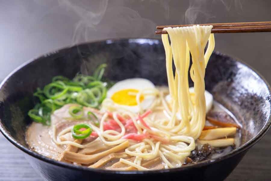 ラーメンの麺を途中でかみ切るのはマナー違反？　下品にならない食べ方とは