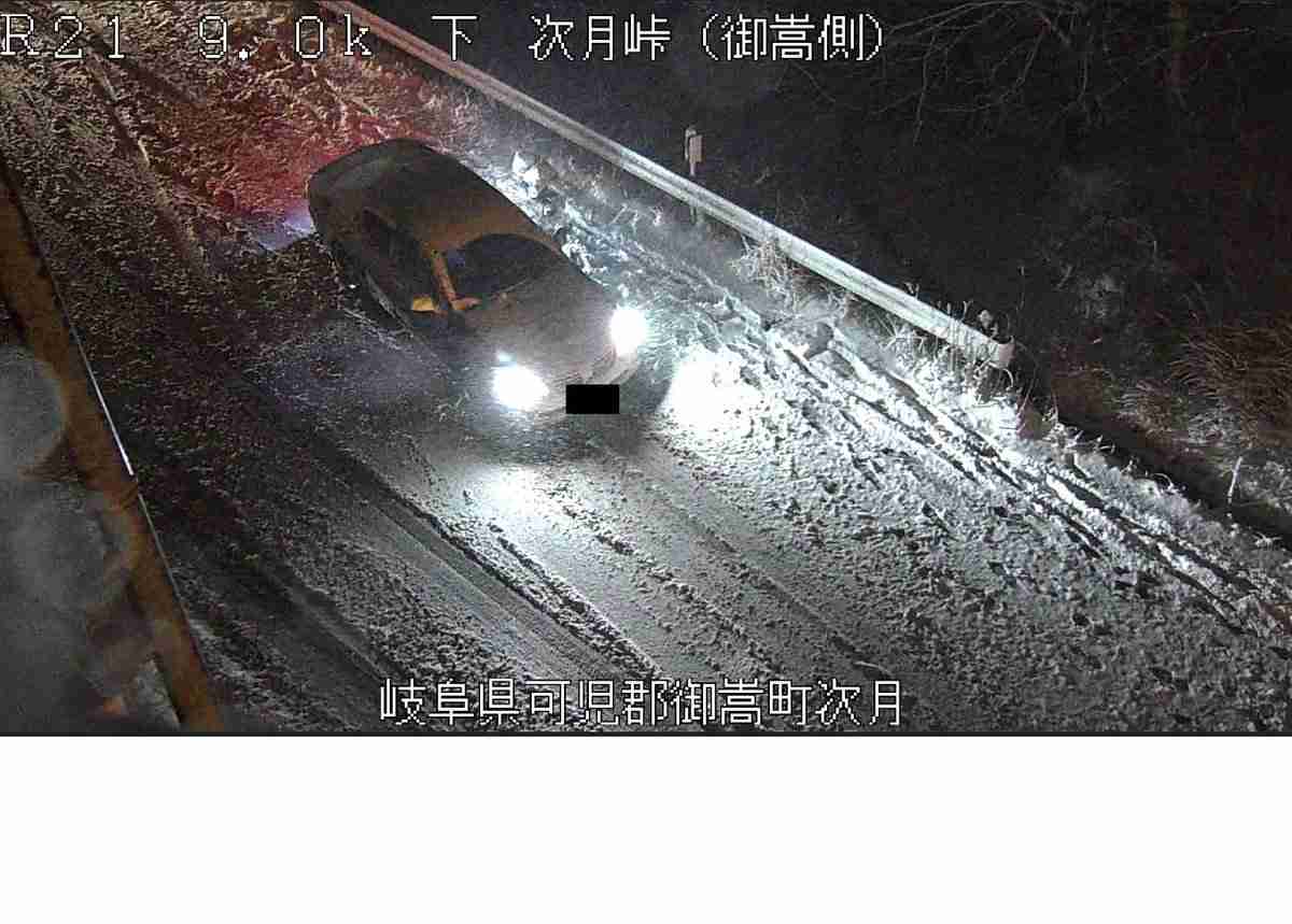 国道事務所が“激怒”報告「ノーマルタイヤ走行は迷惑行為です！」 大雪の峠で「高級セダン」立ち往生 やっぱり「冬装備ゼロ」だった… 国道21号「次月峠」の走行不能事案に警鐘 岐阜