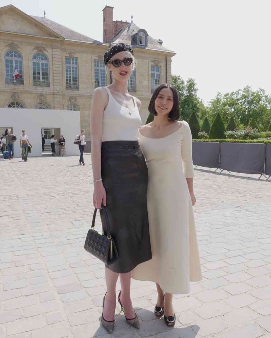 中谷美紀、“ダイアナ妃”演じた190センチ超の豪俳優と身長差ショットで「どなたと肩を並べてもオーラ全開」と反響