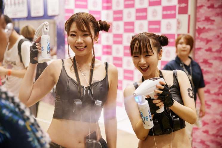 コミケの“激臭問題”ついに解決!?　消臭スプレーを参加者に噴きかけまくる「消臭防衛隊」とは？　レイヤーが参加者に“シューーッ”