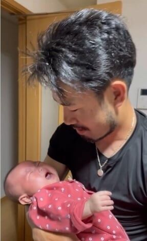グズる赤ちゃん3秒で寝落ち、新米パパの斬新すぎる“寝かしつけ”に220万再生「マジで寝る」「神業ww」
