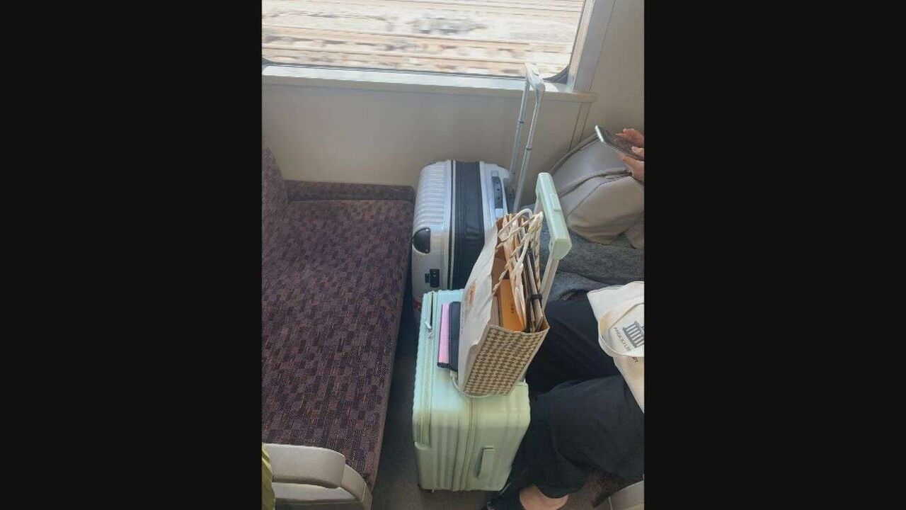 電車の4人用座席…「スーツケース」2つ置かれ、2人しか座れず　車内の荷物の置き方・持ち方、ルールは？正解は？