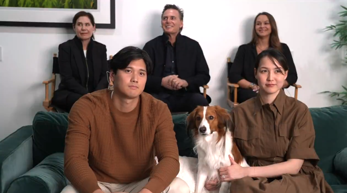 《真美子さんが“晴れ舞台”に選んだハイブラワンピ》大谷翔平、MVP受賞を見届けた“TPOわきまえファッション”【デコピンコーデが話題】