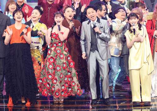 【紅白本番】橋本環奈、美デコルテ際立つ花柄ドレス姿 デザインに注目集まる「びっくりした」「すごい」