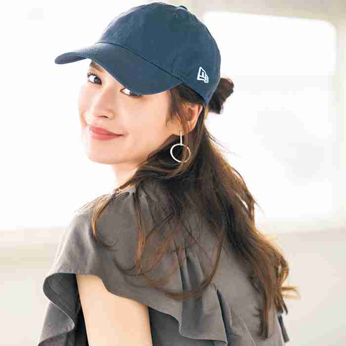 ひとつ結びはNG！2023年大ブームの【キャップ】が古臭く見えない方法