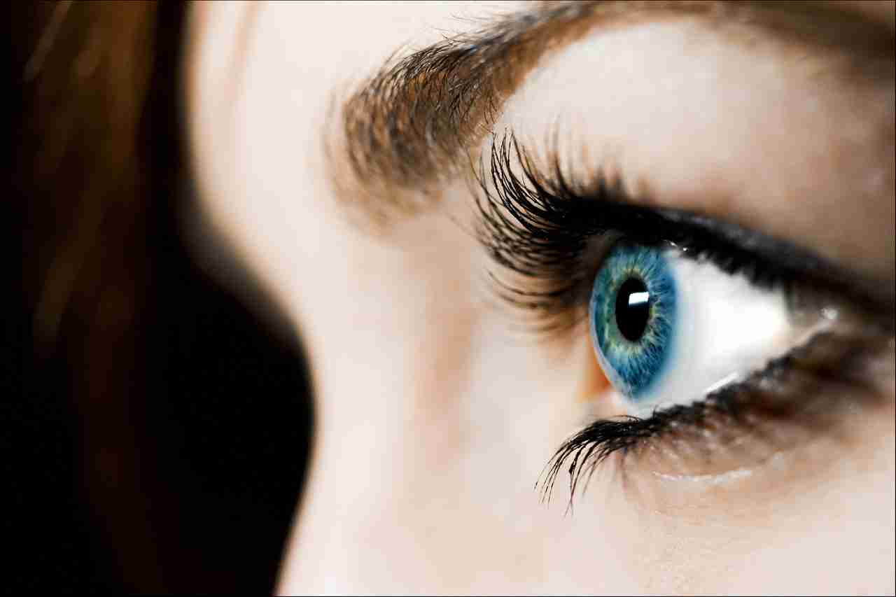 「黒目を大きくしたい」という強い欲求…なぜカラコンは若い女性たちに支持されるのか