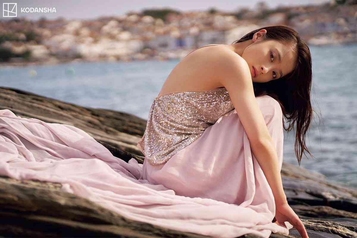 橋本環奈：ドレス姿で美背中披露　5年ぶりの写真集をセルフプロデュース　来年25歳の誕生日に発売へ