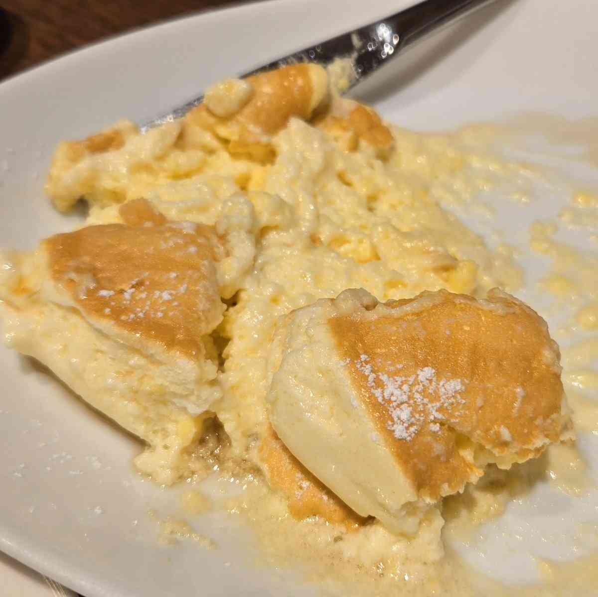 「むさしの森珈琲」でパンケーキ頼んだら中がベチャベチャで「これ焼けてますか？」と確認したが「焼けてます。これで正常です」→どう見ても危なそうだが、同様の報告が相次ぐ