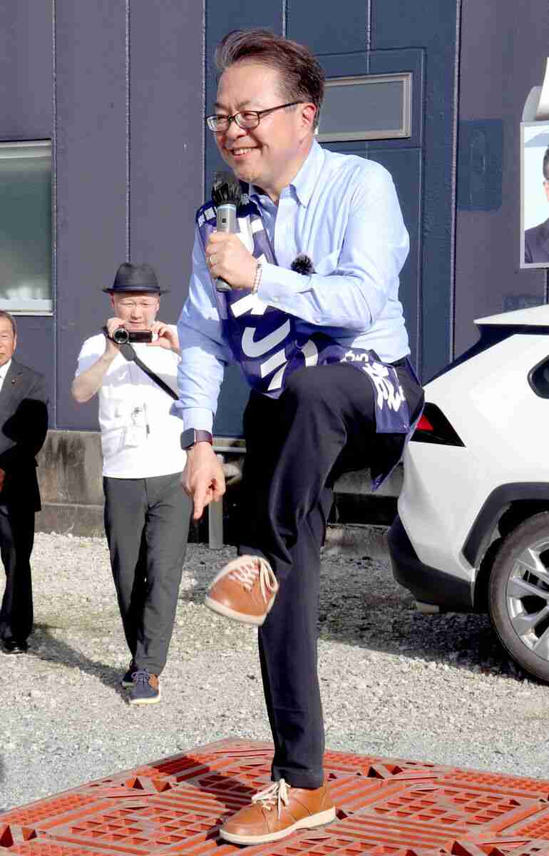 【衆院選】「安倍さんが履いておられた靴です」 自民・世耕弘成氏、安倍元首相の形見の靴を履き選挙区回る