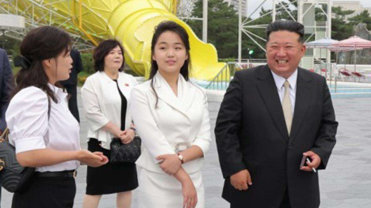 金正恩の娘「350万円のカルティエ腕時計」着け登場