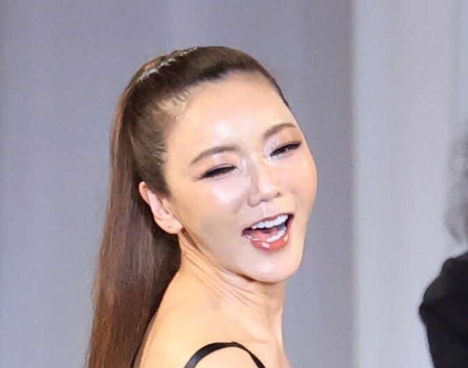 元宝塚宙組トップ和央ようか「私的なことでお騒がせし…」夫からのモラハラ週刊誌報道に自筆で