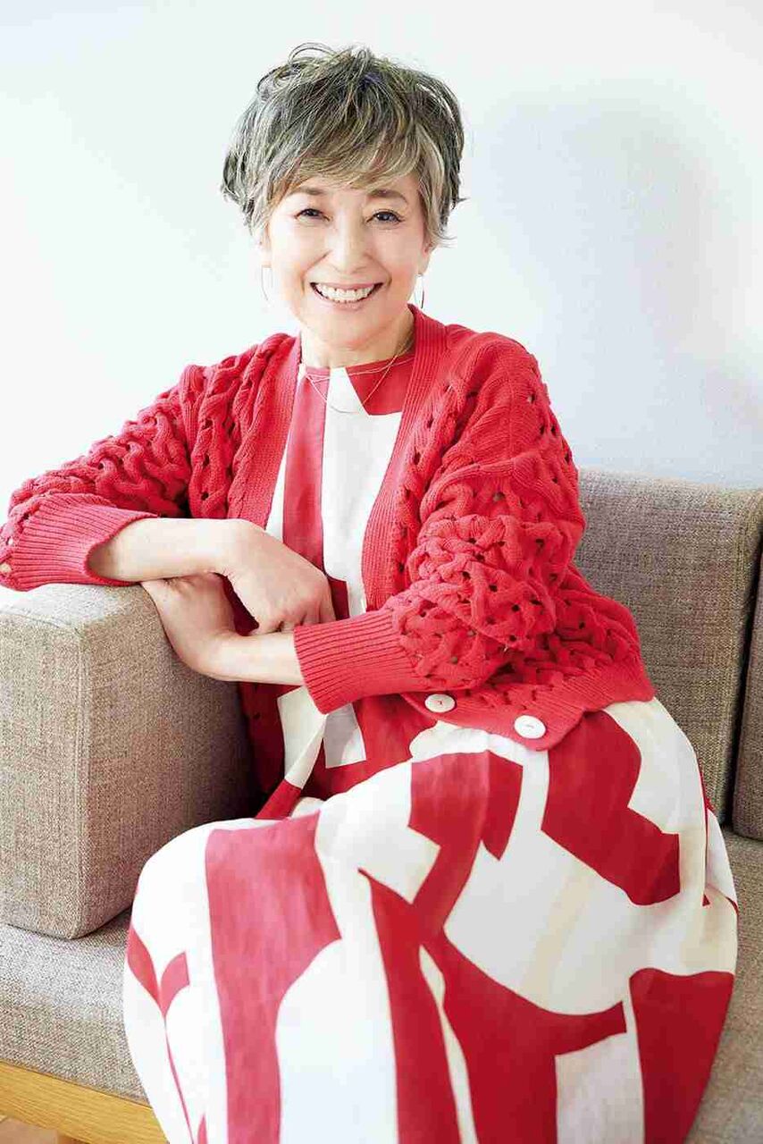70歳・竹下景子さん、4年前に“白髪染め”をやめて心もラクに。「この年齢だからもらえたごほうびのよう」