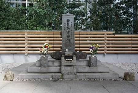 平将門の石碑「将門塚」で両面テープを使いさい銭泥棒　管理の神社「許せない」