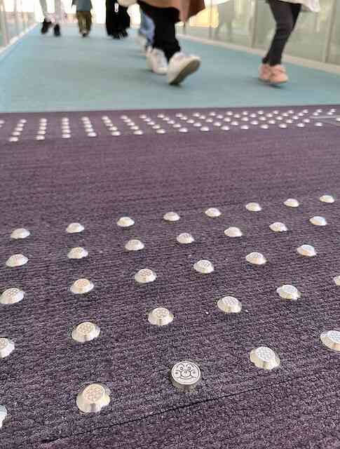 点字ブロックに「隠れアンパンマン」視覚障害者が指摘する危険…「探している子どもに気づかず蹴ったりしてしまったらどうするのか」と当事者から憤りの声も