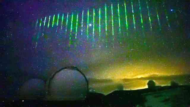 ハワイ山頂に緑のレーザー　中国の環境衛星から？　NASAが解析