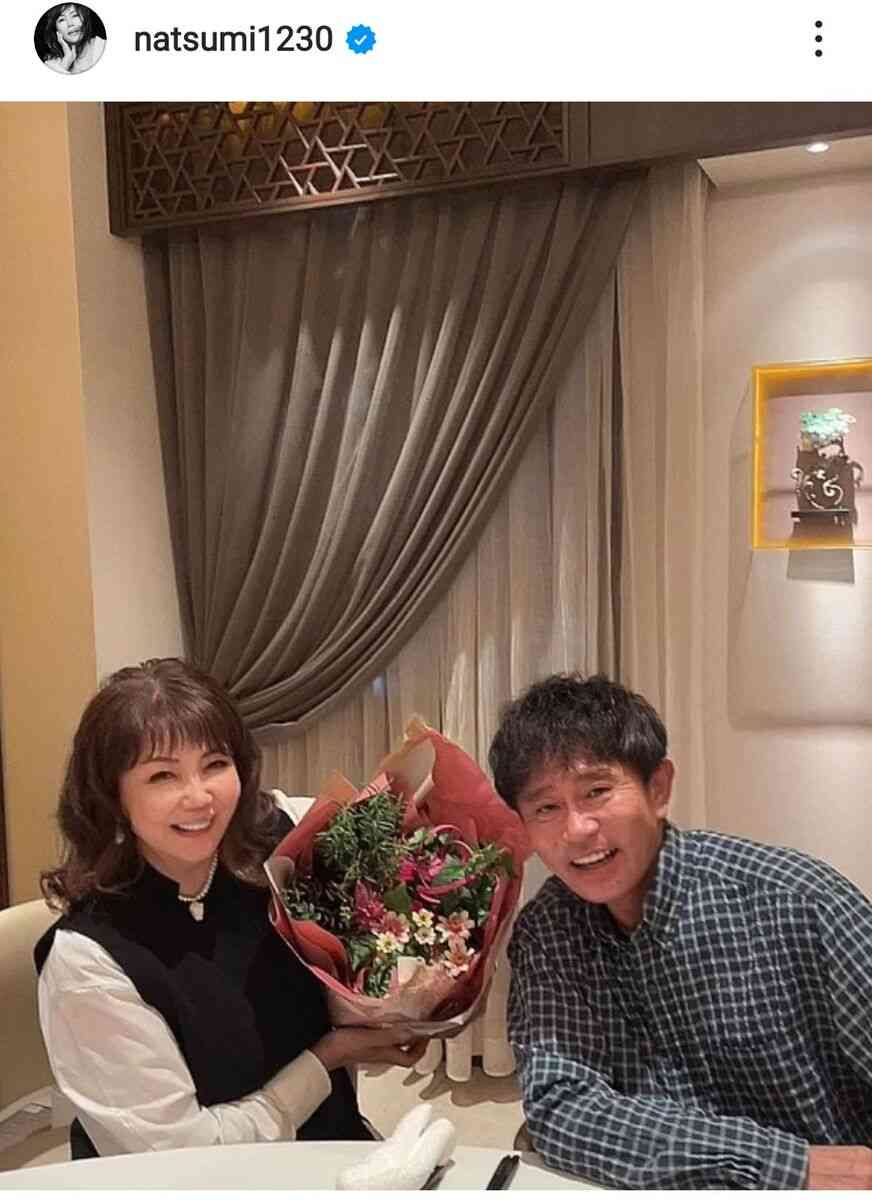 浜田雅功＆小川菜摘「家族でお祝い」結婚33周年の夫婦ショットを公開！