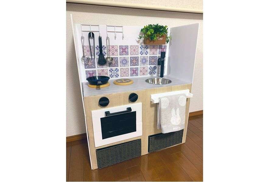 「天才すぎ」「売ってるやつより素敵」　100均グッズで自作したおままごとキッチンに絶賛の声