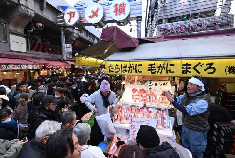 カニ、マグロ、人、人、人…東京・アメ横　年の瀬に日本人客戻る