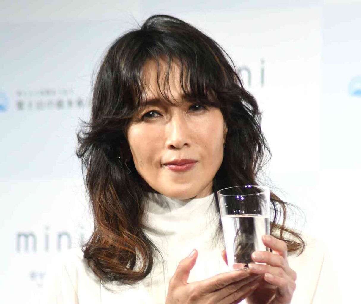 木村拓哉、はにかむ妻・工藤静香の写真公開＆54歳誕生日祝福「happy birthday!!」