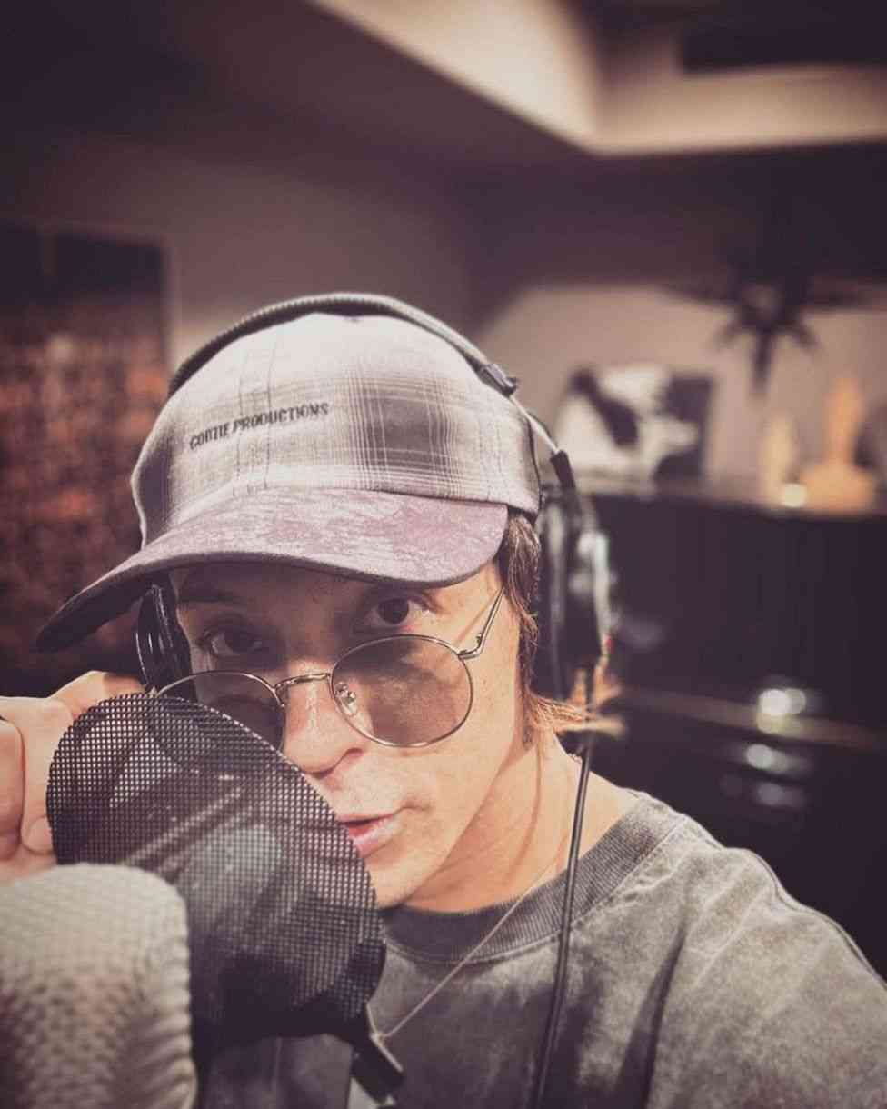 〝タトゥーがっつり〟体中に派手な柄…3年前離婚の降谷建志〝47歳近影〟に「またタトゥー増えてない」「びっくり」「それも含めてロック」の声