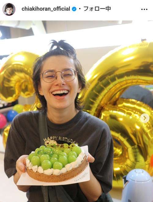 ホラン千秋“瓶底眼鏡姿”で36歳の誕生日　「かわいらしい36歳」「メガネ姿もすてき！」の声