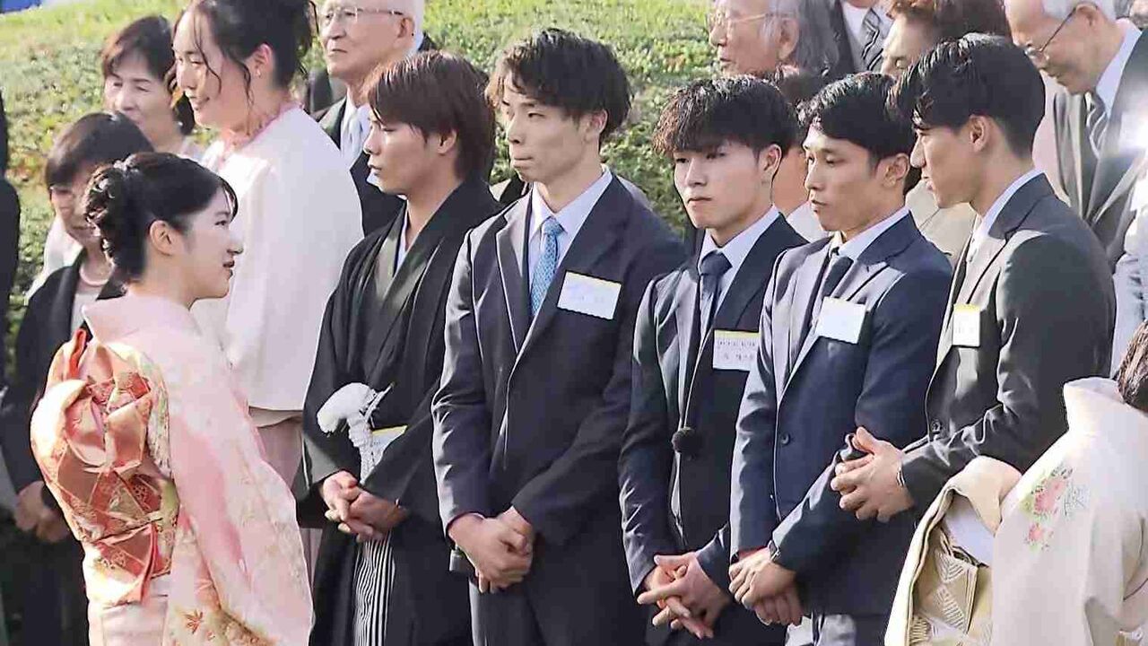 愛子さまはピンク色の振袖姿で　両陛下主催「秋の園遊会」始まる　愛子さまの和装での公務は初