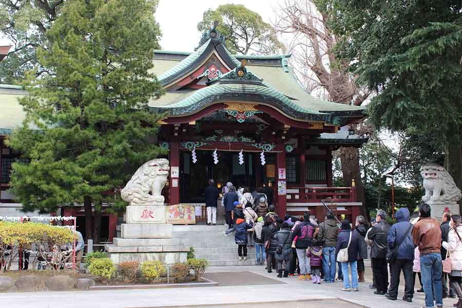 初詣の行列で、トイレのために列から数分はずれ、戻ったら「割り込みだ」と怒鳴られてしまいました。一度列を離れたら、最初から並び直さないと法的に問題になるのでしょうか？