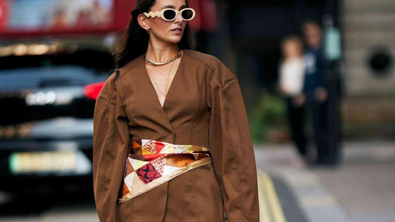 スカーフは「あちこち巻き」がトレンドに　首だけでなく胸・腰・頭へ広がる人気急上昇の理由