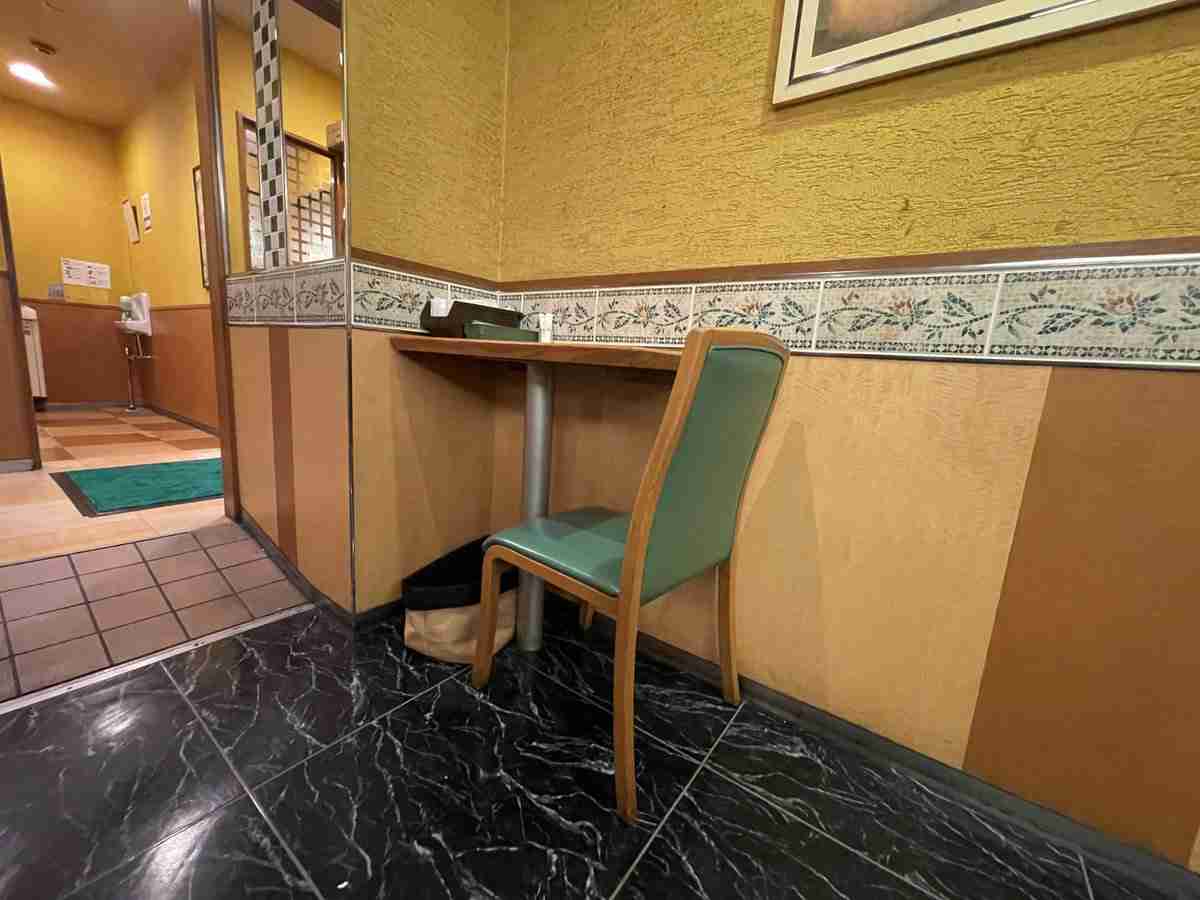 「サイゼリヤに1人で来てここに通されたら泣くかも」見ると…あ