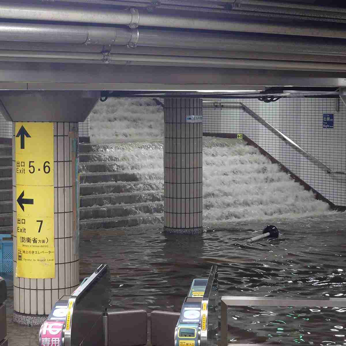 東京メトロ・市ケ谷駅、ゲリラ豪雨で水浸し　Xで投稿された動画に「駅沈むて」「まるで川のよう」とSOSの声