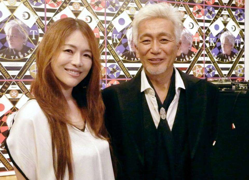 青田典子、夫・玉置浩二の一歩後ろを控えめに　沖縄で、長崎で　夫唱婦随姿にネットも「素敵でした」