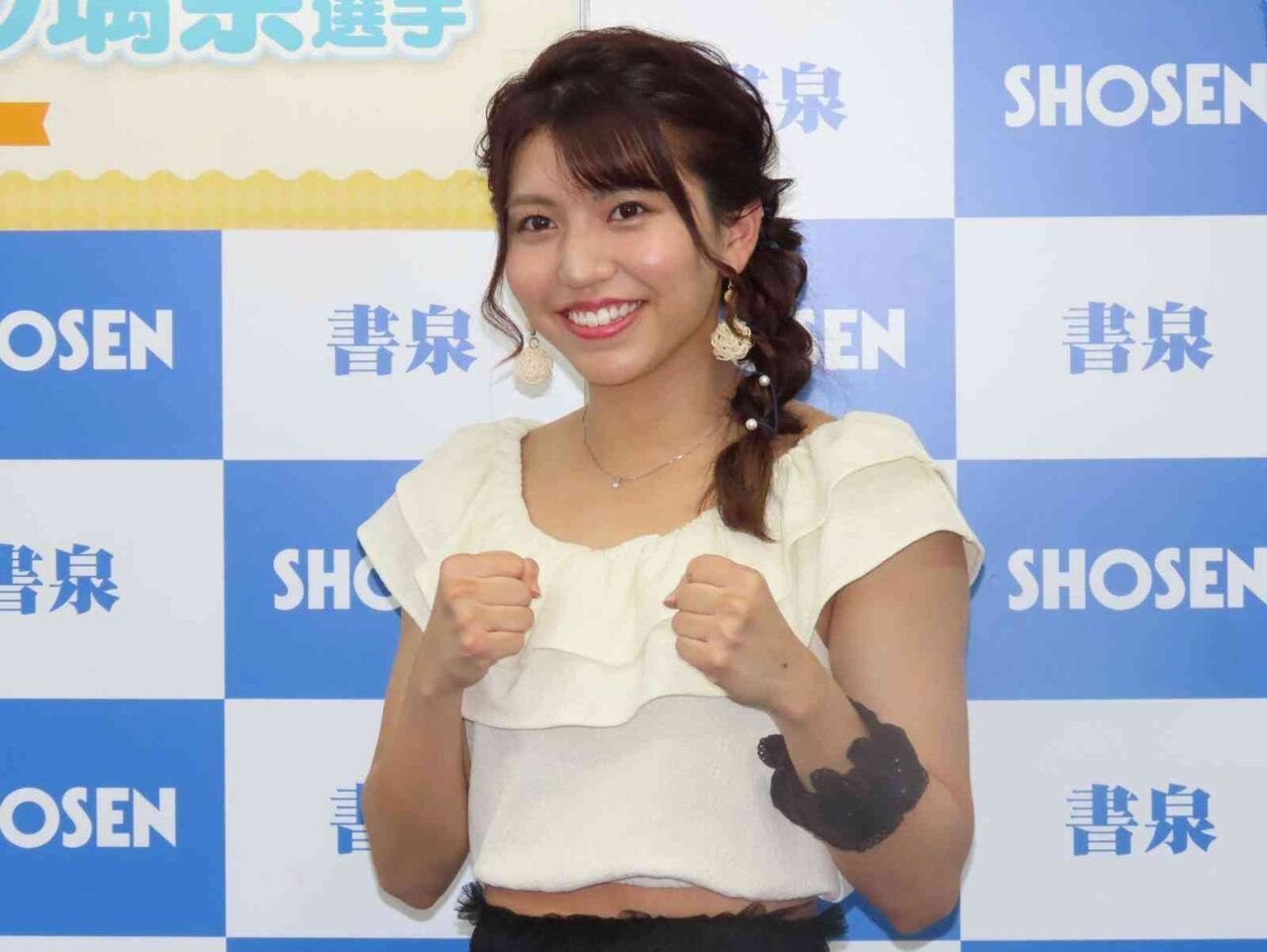 格闘家の「ぱんちゃん璃奈」容疑者逮捕　那須川天心さんらの偽サインポスター販売疑い