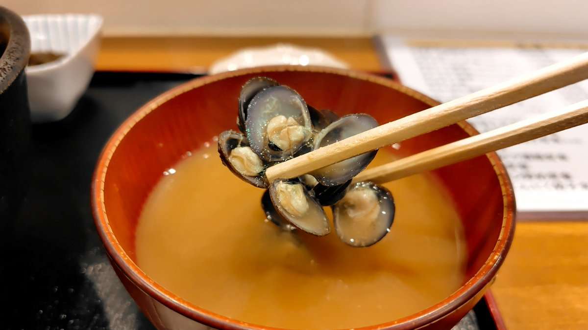 定食屋でご飯を食べてたら後ろの席から「シジミの味噌汁の身を食べるのはマナー違反」という会話が聞こえて驚いてしまった話 →『青森の十三湖でもそんなマナーはない』