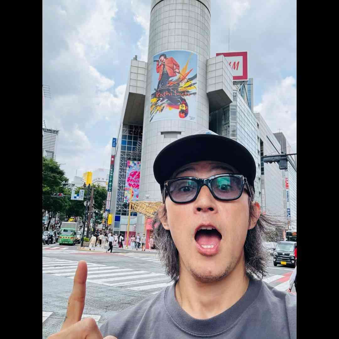 「誰も気づかねーの!?」超大物アーティストが渋谷に〝ステルス〟潜入しSNS騒然!!有名スポットでの自撮りに「オーラの消しかた凄い」