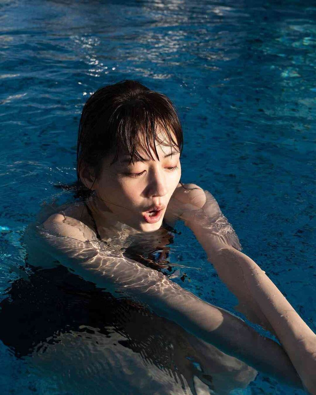 綾瀬はるか、水着姿公開 入水ショットに「可愛いが溢れてる」の声