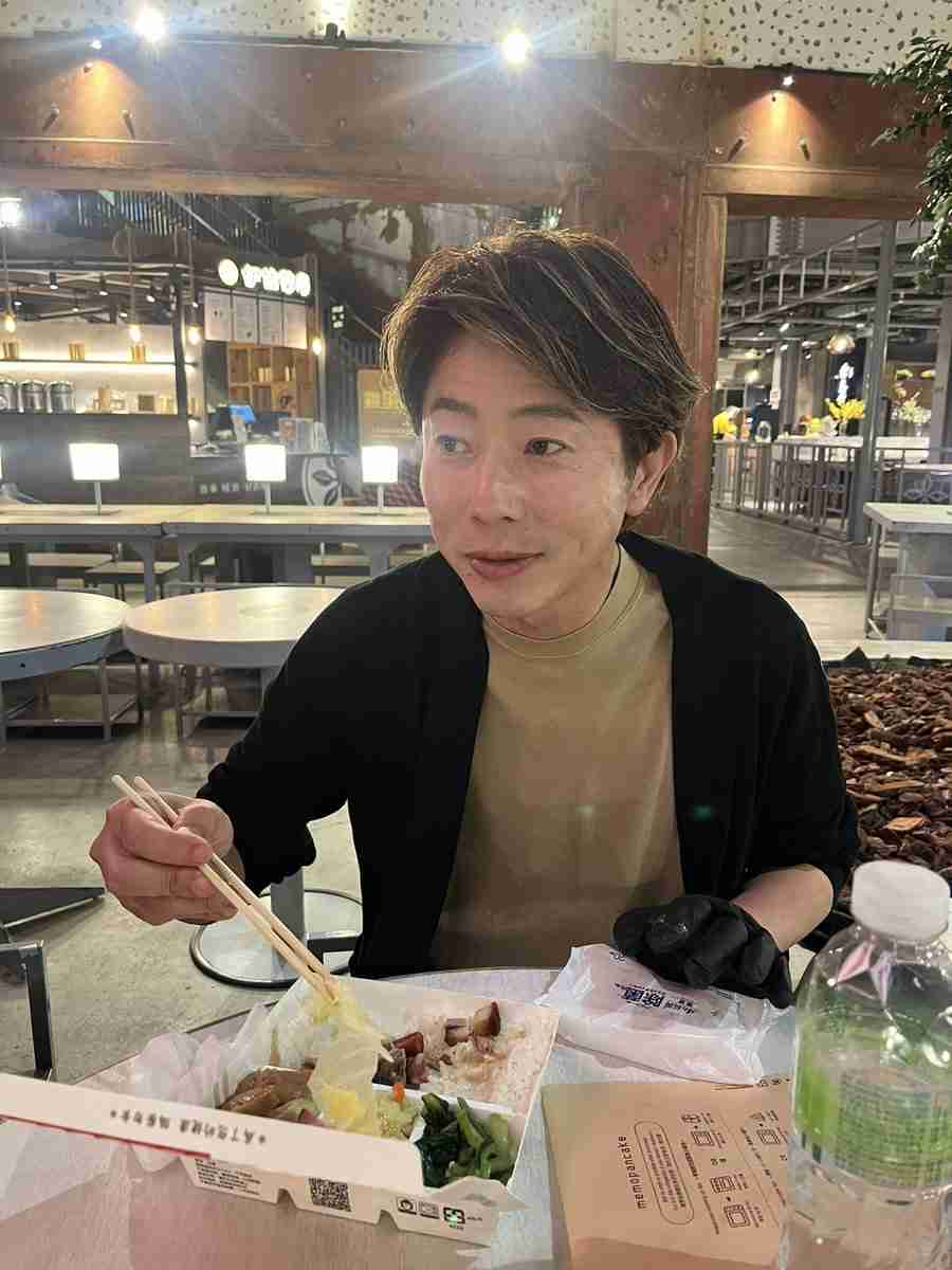 川越シェフが現在の姿を公開→SNS反響「お顔デカくなってて吹いたw」　スマホ撮影の疑問投げかけ