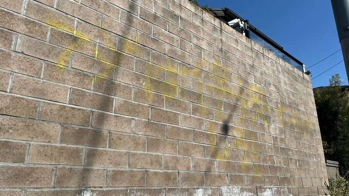 「フジは停波しろ」落書き発見される　フジ・メディア・ホールディングスの日枝久相談役（87）の東京・杉並区の自宅　器物損壊事件として捜査