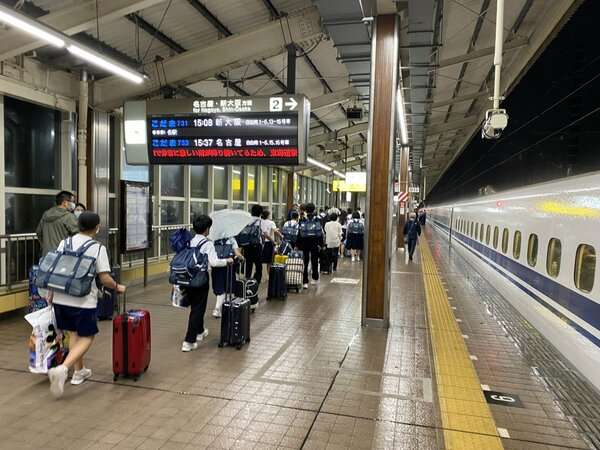 「野宿しろということか」乗客怒り　運転取り止めの東海道新幹線、近くのホテルも満室