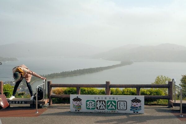 日本三景・天橋立で「股のぞき」していた観光客の50代男性が15メートル転落　ふざけ合っていた友人に押され