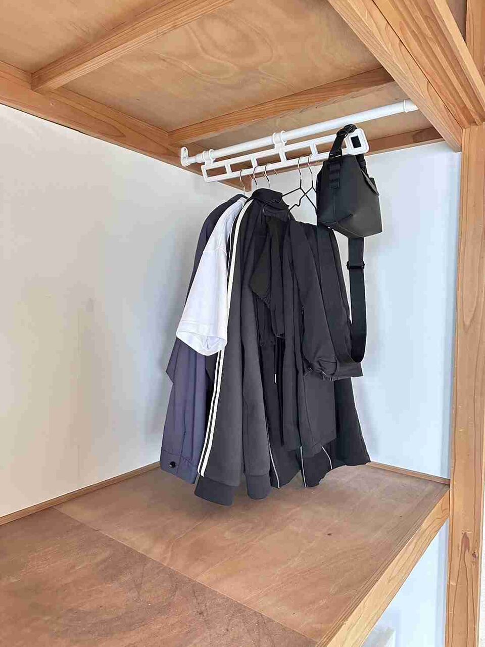 団地で母子3人すっきり暮らし。服は「年間7着」でやりくり、収納もラクに