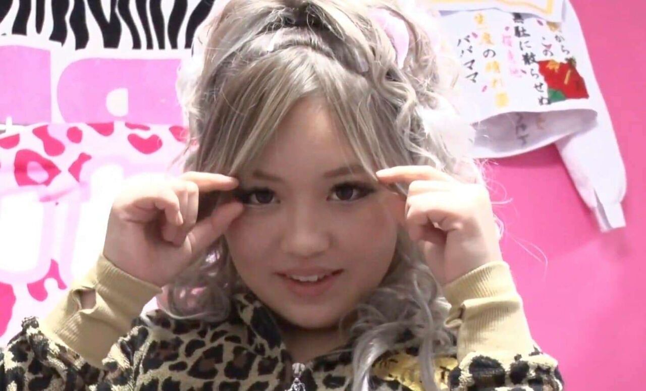 「2男3女の大家族」12歳ギャル長女、小学校の卒業式で着た“10万円の刺繍入りセーラー服”を披露