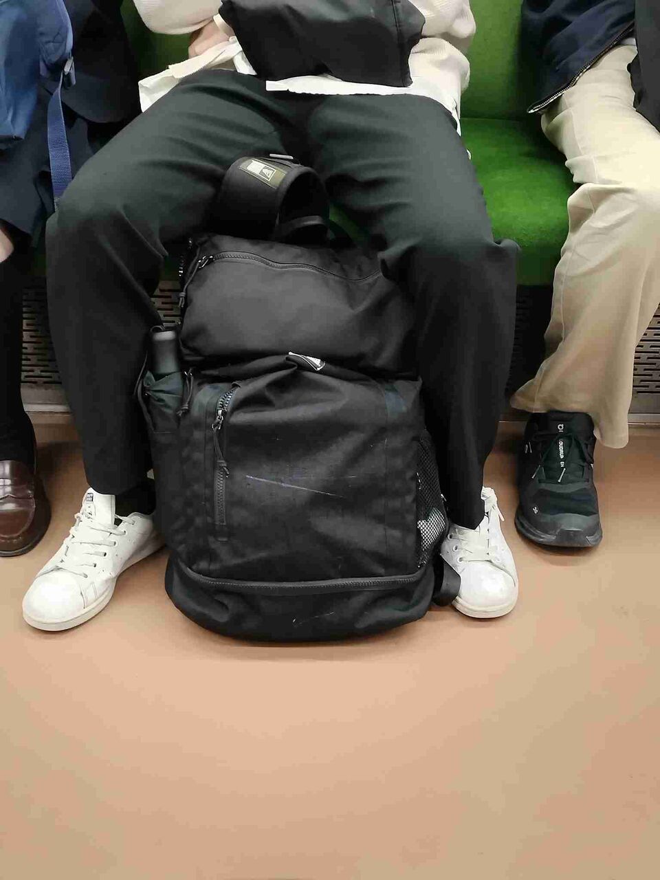 「なんで網だなに置かないの？」電車内での荷物の置き場所が議論　「大股開かれると、狭いんですが…」