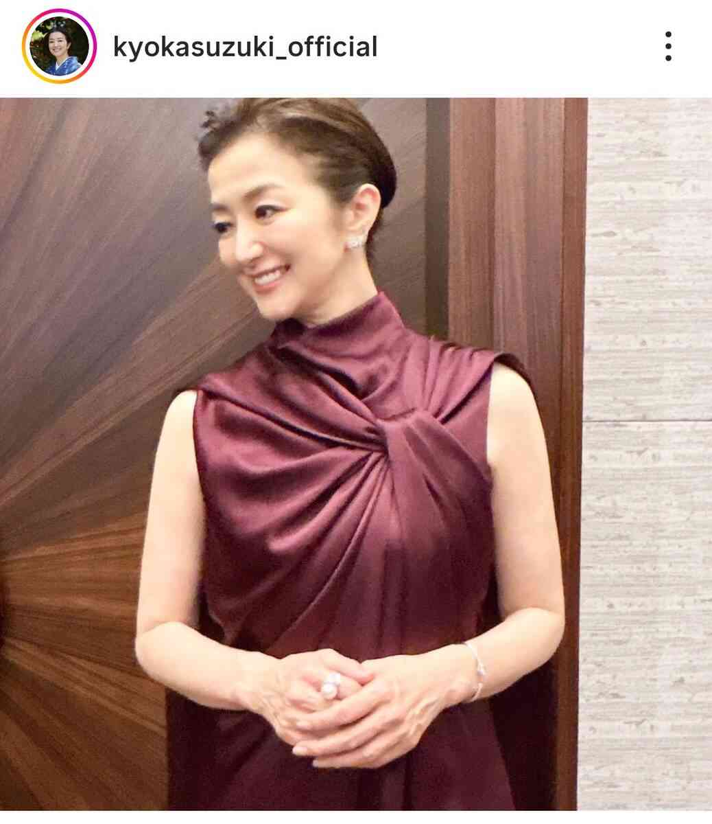 ５７歳・鈴木京香に「わぁ」「美しすぎる」最新姿でスタイル驚がく「綺麗すぎんか」「魅力的」