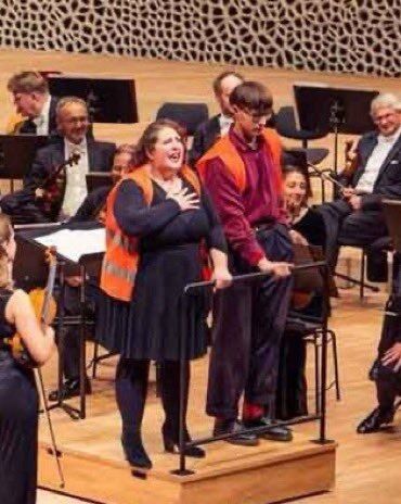 コンサート中に環境活動家が乱入、指揮台に自らを接着して抗議→手すりは着脱式だったため手すりごと活動家を撤去（ドイツ）