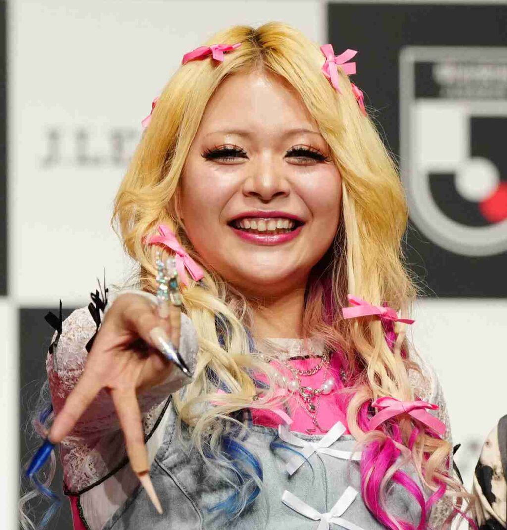 エルフ荒川が別人級変身　黒髪＆薄化粧の近影を披露「清純派で美しい」「黒髪ロン毛似合う」