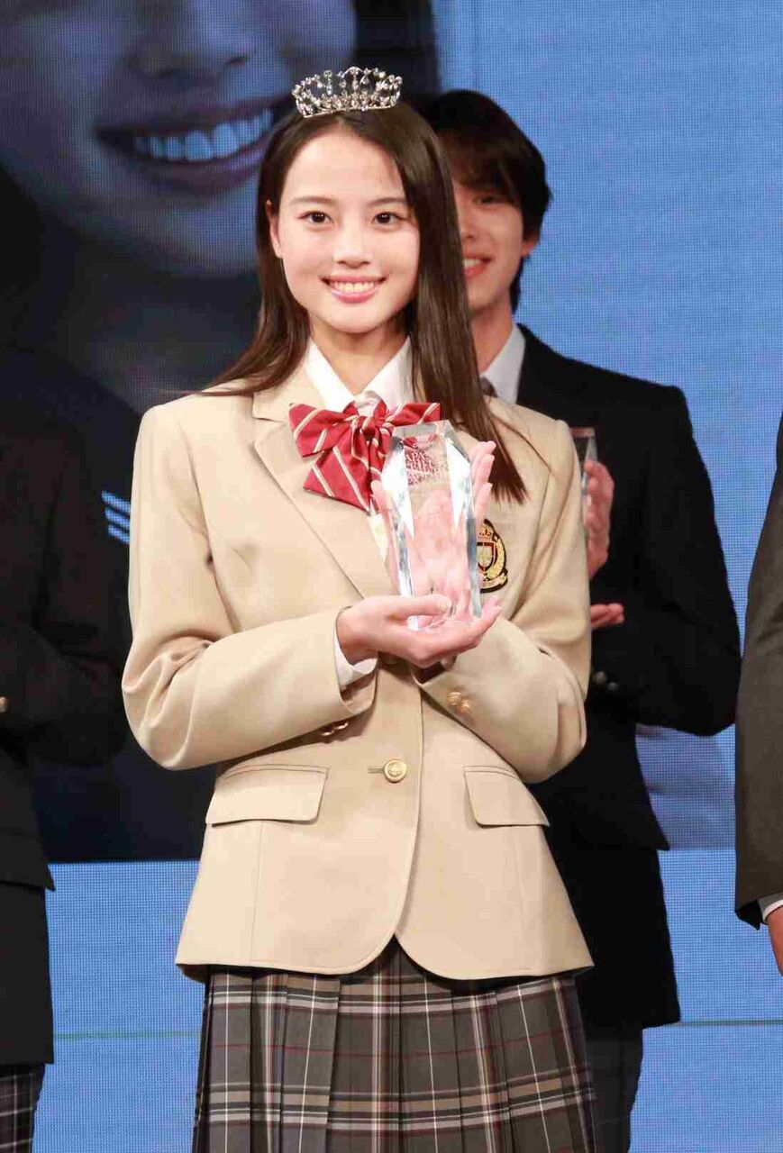 「日本一制服が似合う女子」グランプリは兵庫県の高校2年生・三浦舞華さん「日本の制服の素晴らしさをお届けできることがすごく楽しみ」　『第12回日本制服アワード』授賞式開催