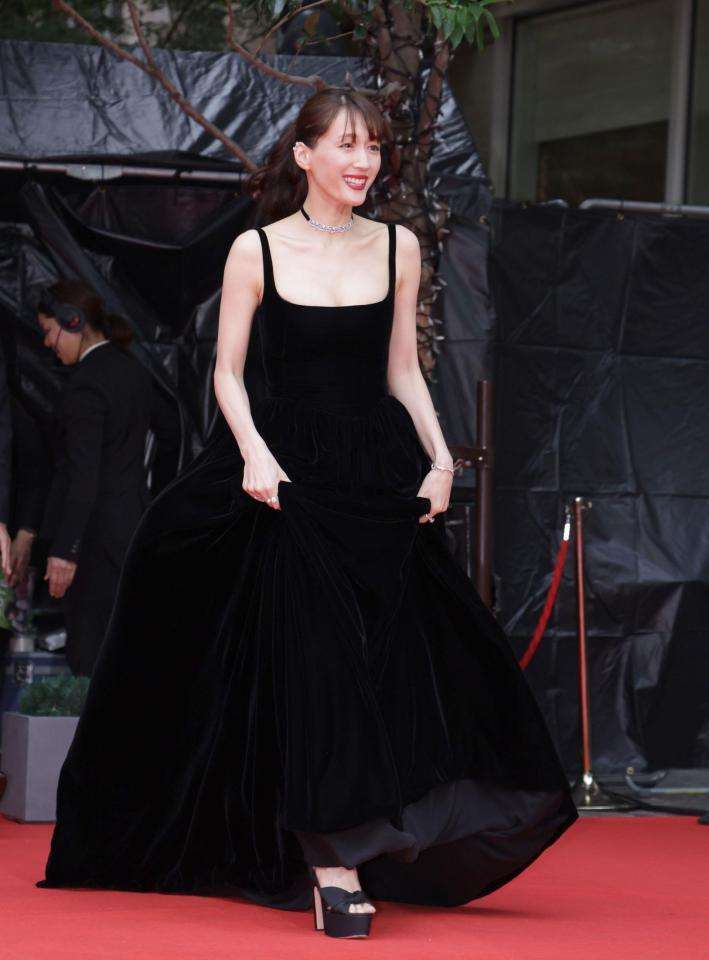綾瀬はるか　魅惑の黒ドレスに大歓声　米倉涼子はデコルテ全開！オフショルダードレスで魅了