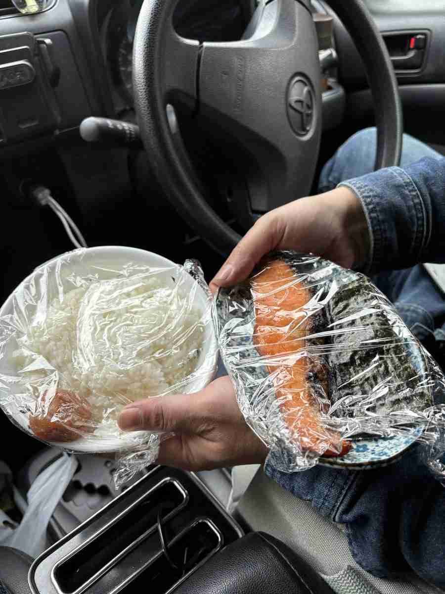 最近入社した子が朝に『今日の昼は昨日の夜の残り物っす』って言ってて、昼になったらカバンから昨日の残り物が食器ごと出て来た