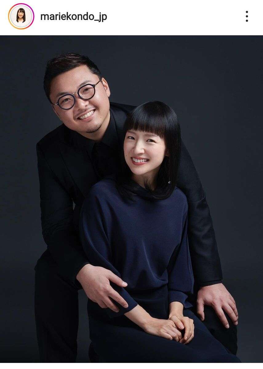 “こんまり”近藤麻理恵さん、イケメン夫を顔出し！雑誌表紙を飾るモデル姿に「なんてステキ」の声